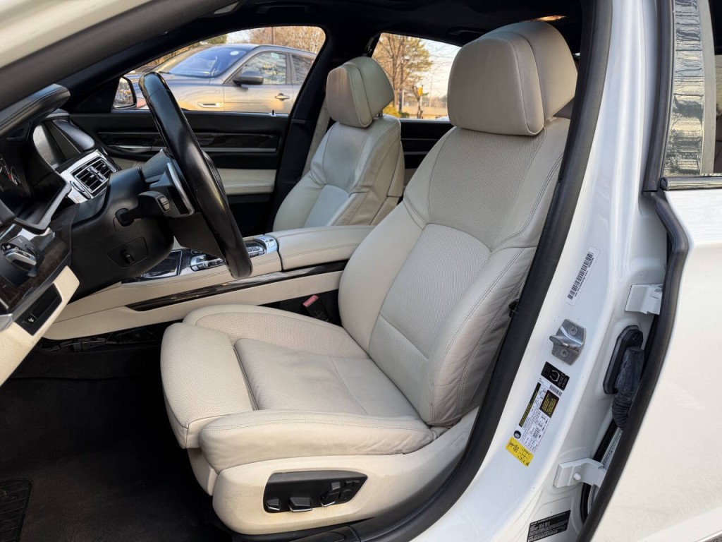 2013 BMW 7 Series Image 33