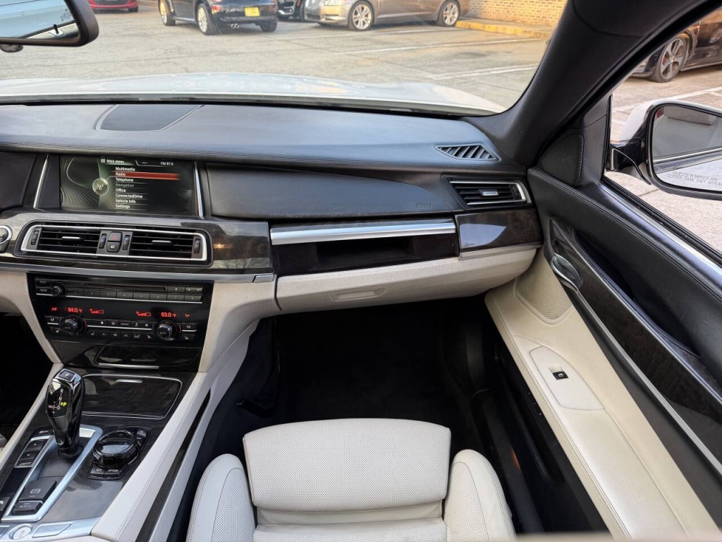 2013 BMW 7 Series Image 34