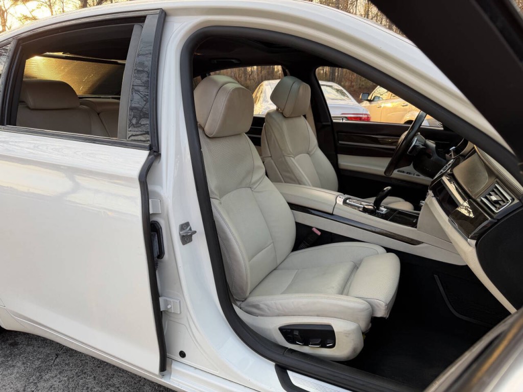 2013 BMW 7 Series Image 36