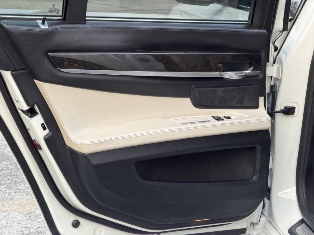 2013 BMW 7 Series Image 39