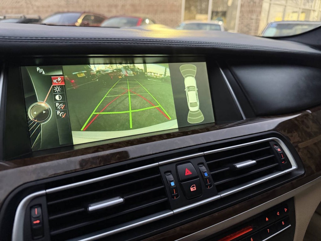 2013 BMW 7 Series Image 17