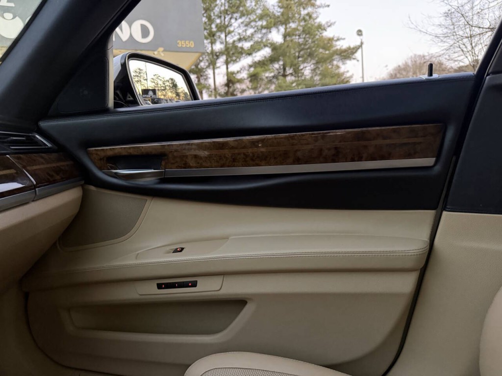 2013 BMW 7 Series Image 20