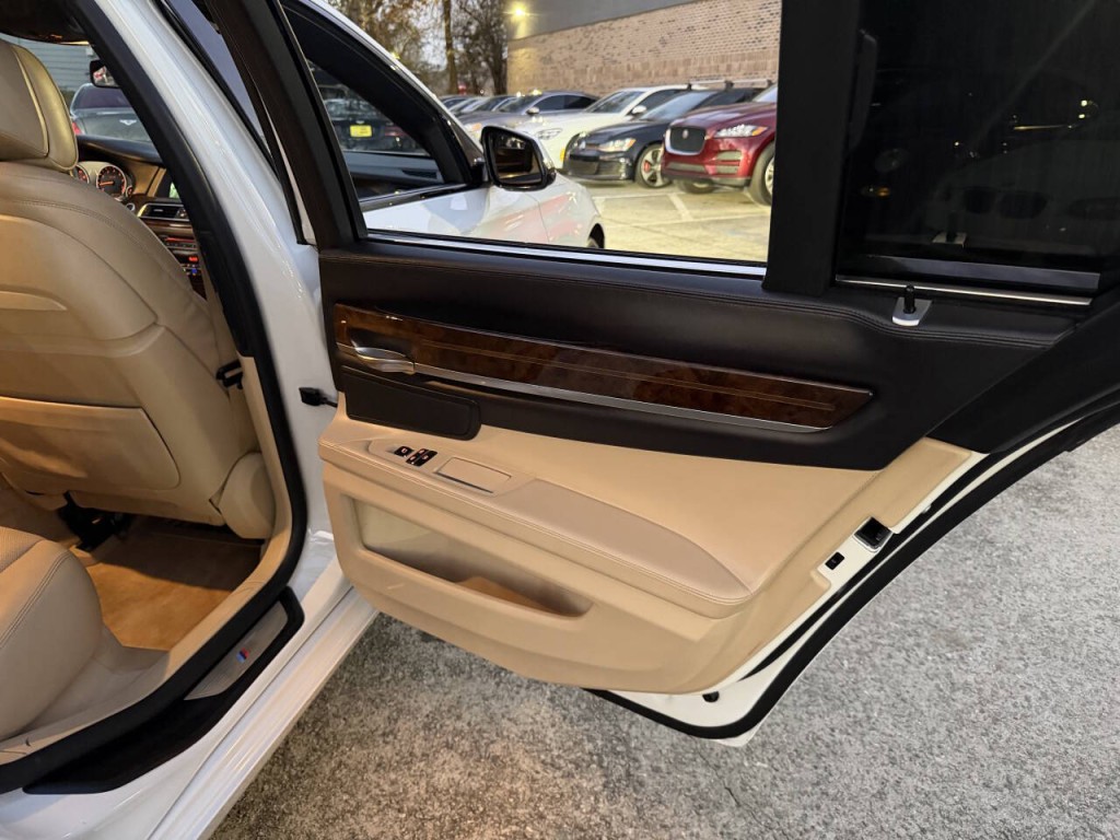 2013 BMW 7 Series Image 24