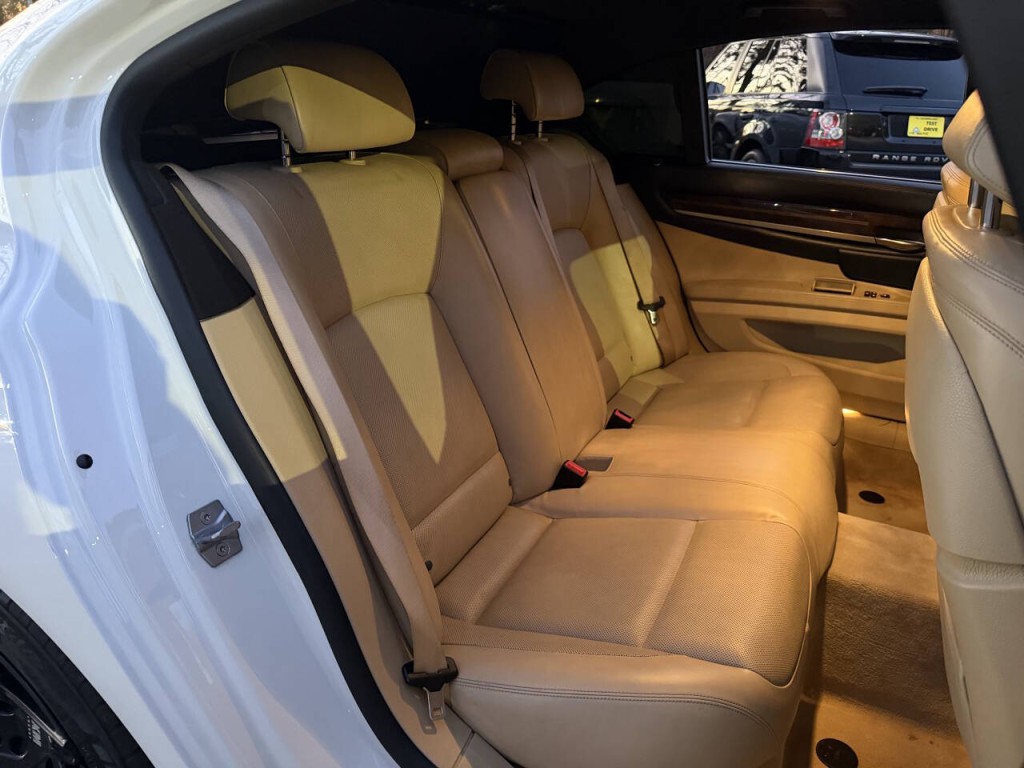 2013 BMW 7 Series Image 25