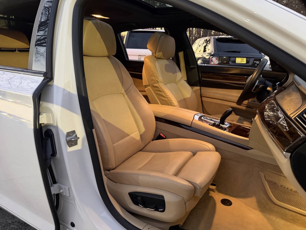 2013 BMW 7 Series Image 26