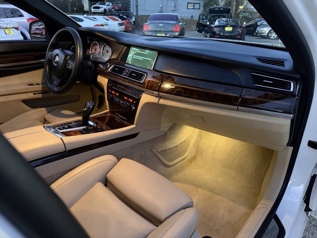 2013 BMW 7 Series Image 27
