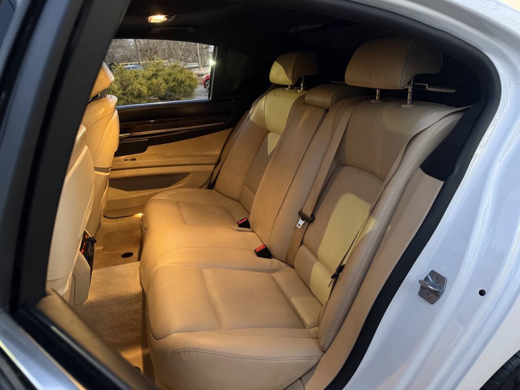 2013 BMW 7 Series Image 28
