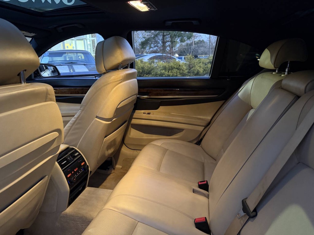 2013 BMW 7 Series Image 29