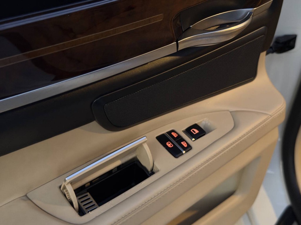 2013 BMW 7 Series Image 30