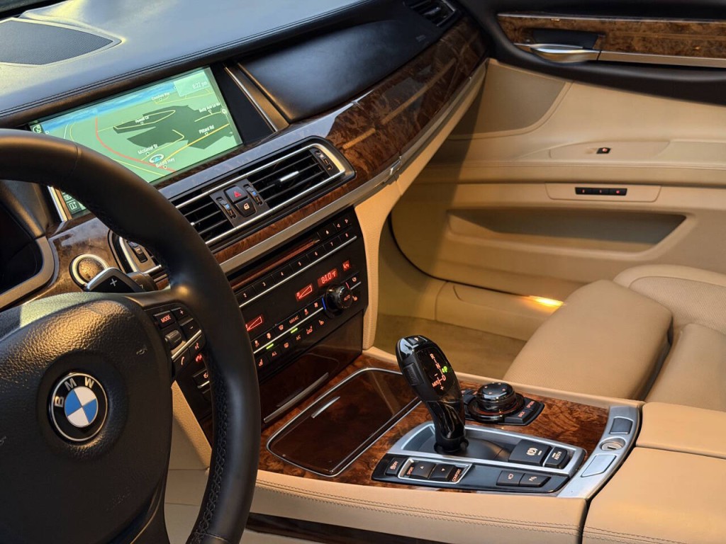 2013 BMW 7 Series Image 32