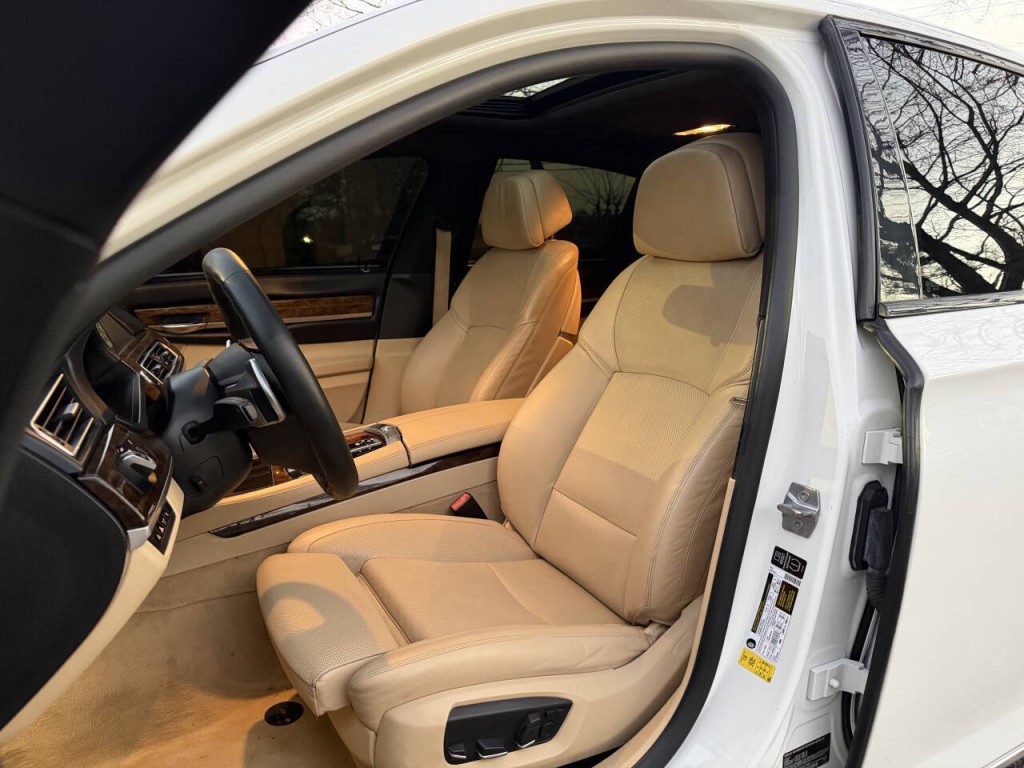 2013 BMW 7 Series Image 33