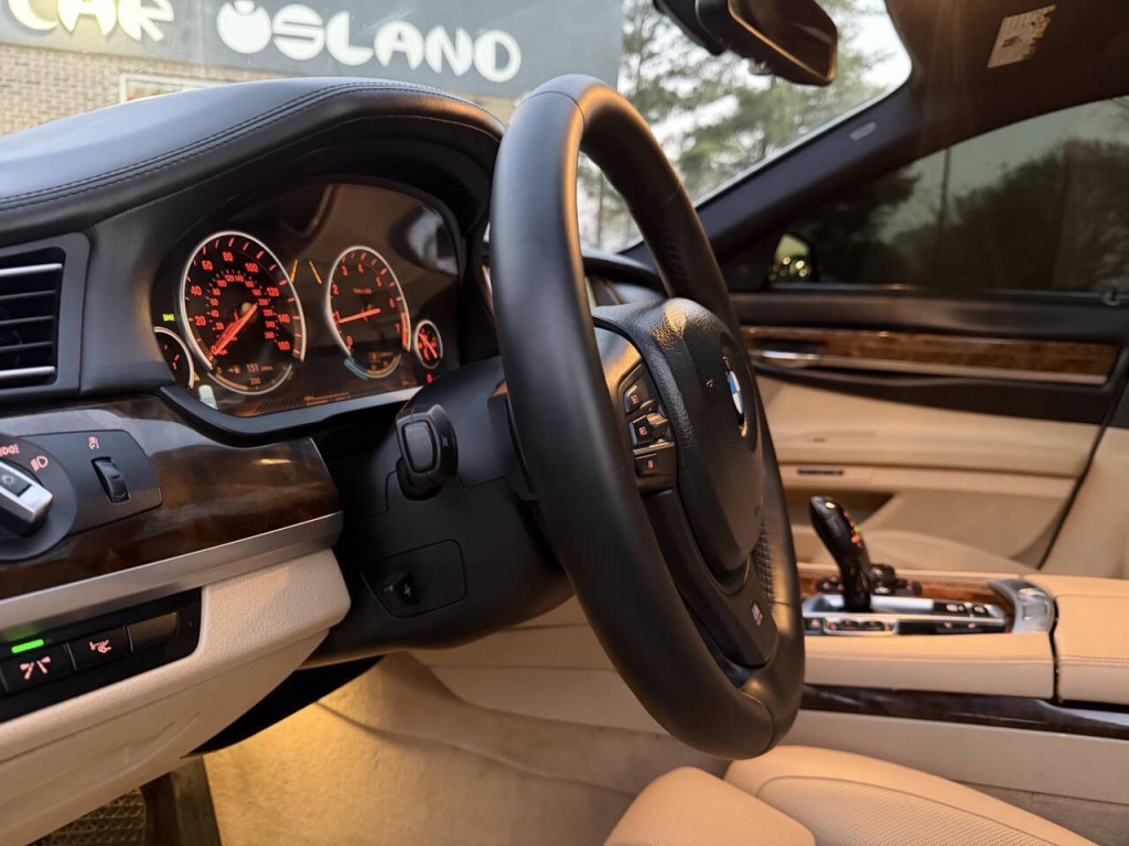 2013 BMW 7 Series Image 34