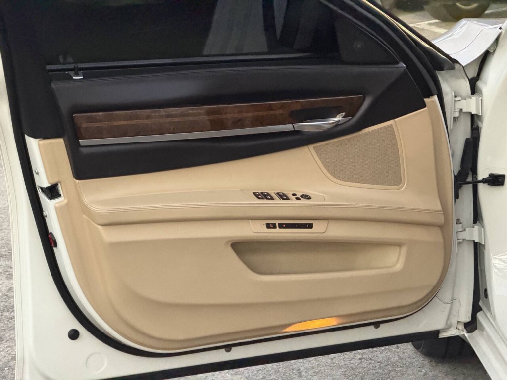 2013 BMW 7 Series Image 39