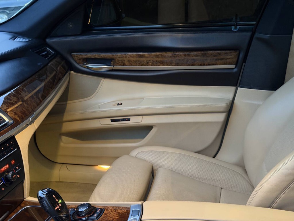 2013 BMW 7 Series Image 46