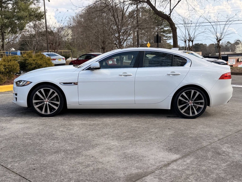 2017 Jaguar XE Image 2