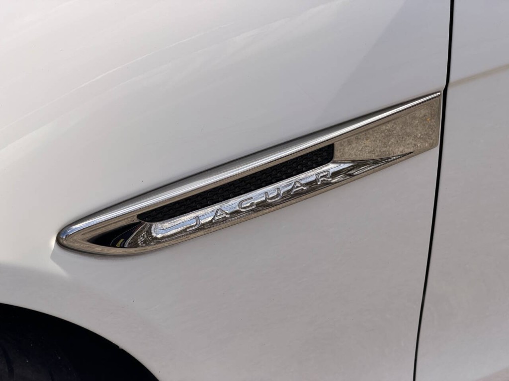 2017 Jaguar XE Image 3