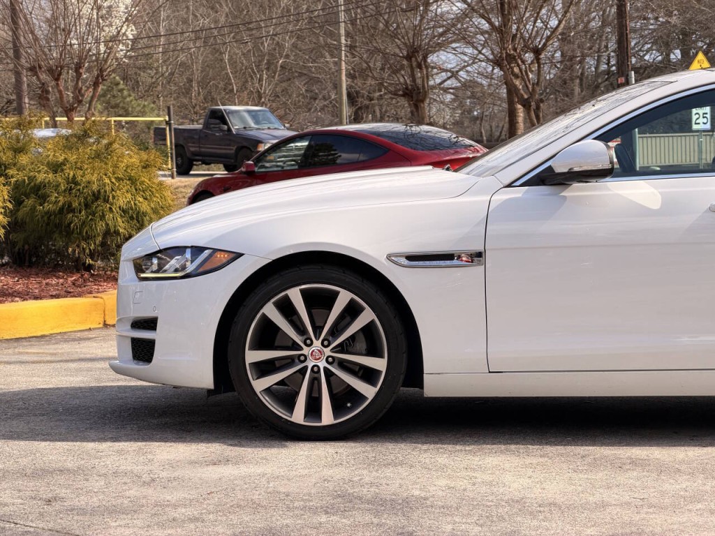 2017 Jaguar XE Image 4