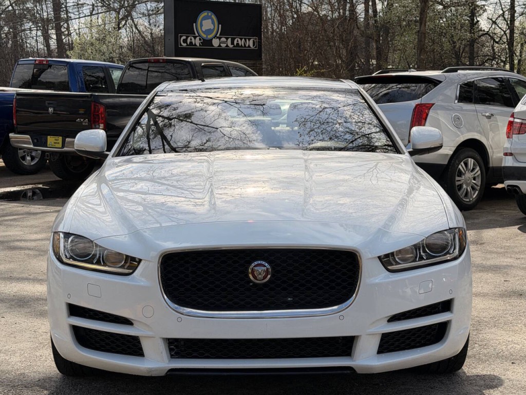 2017 Jaguar XE Image 5