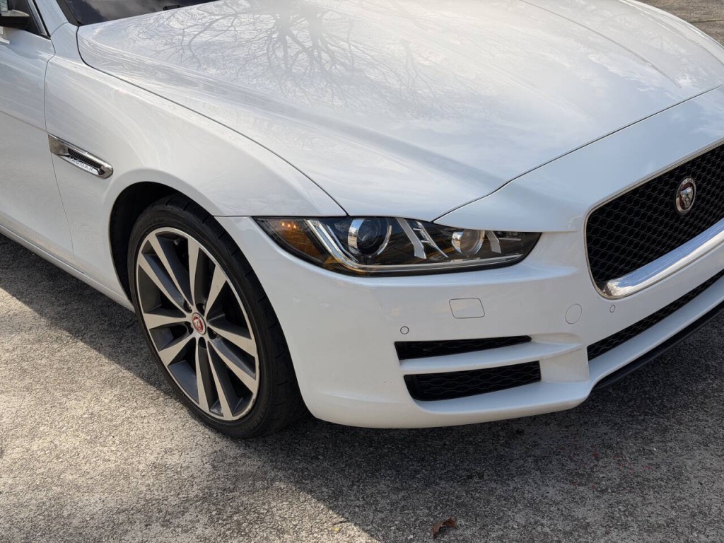 2017 Jaguar XE Image 6