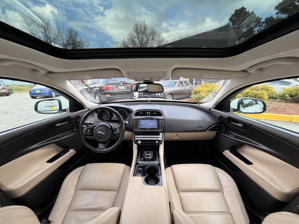 2017 Jaguar XE Image 9