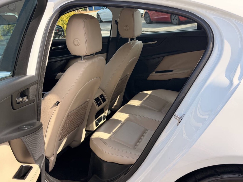 2017 Jaguar XE Image 10