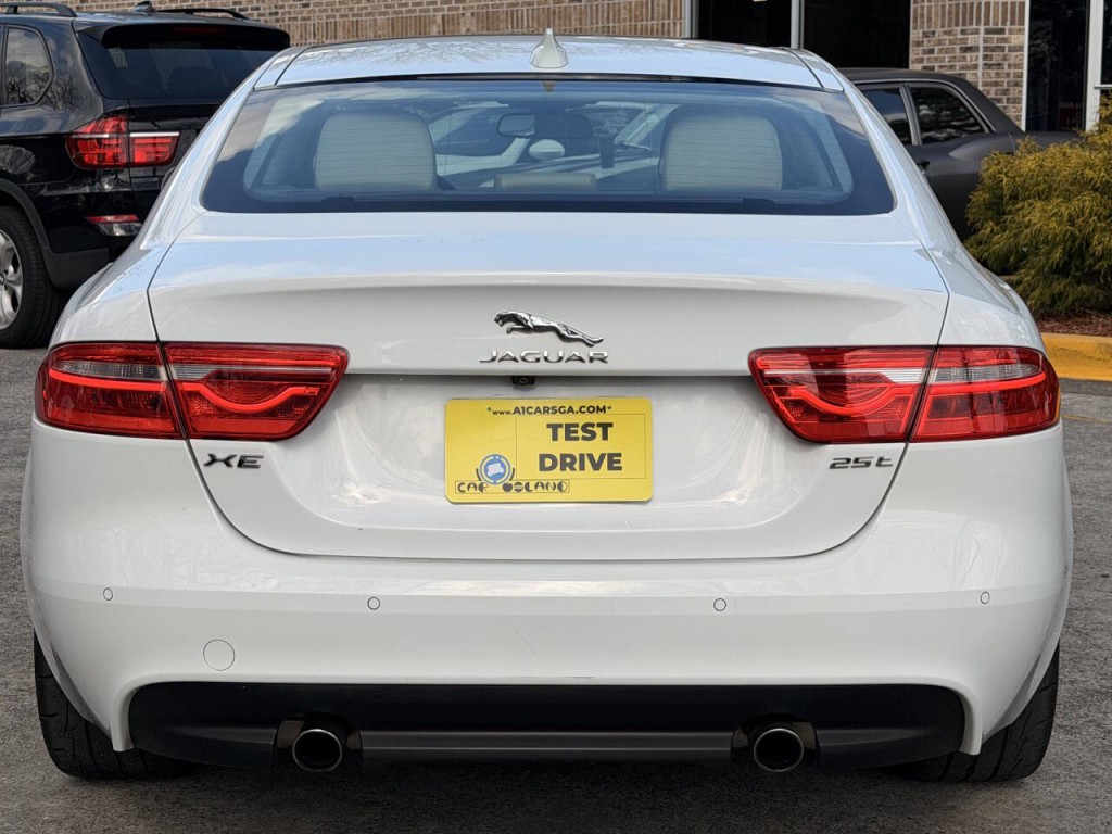 2017 Jaguar XE Image 12