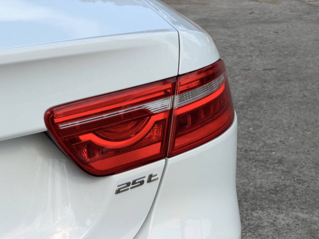 2017 Jaguar XE Image 13