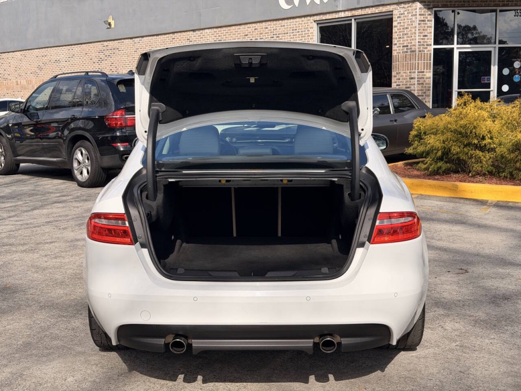 2017 Jaguar XE Image 16