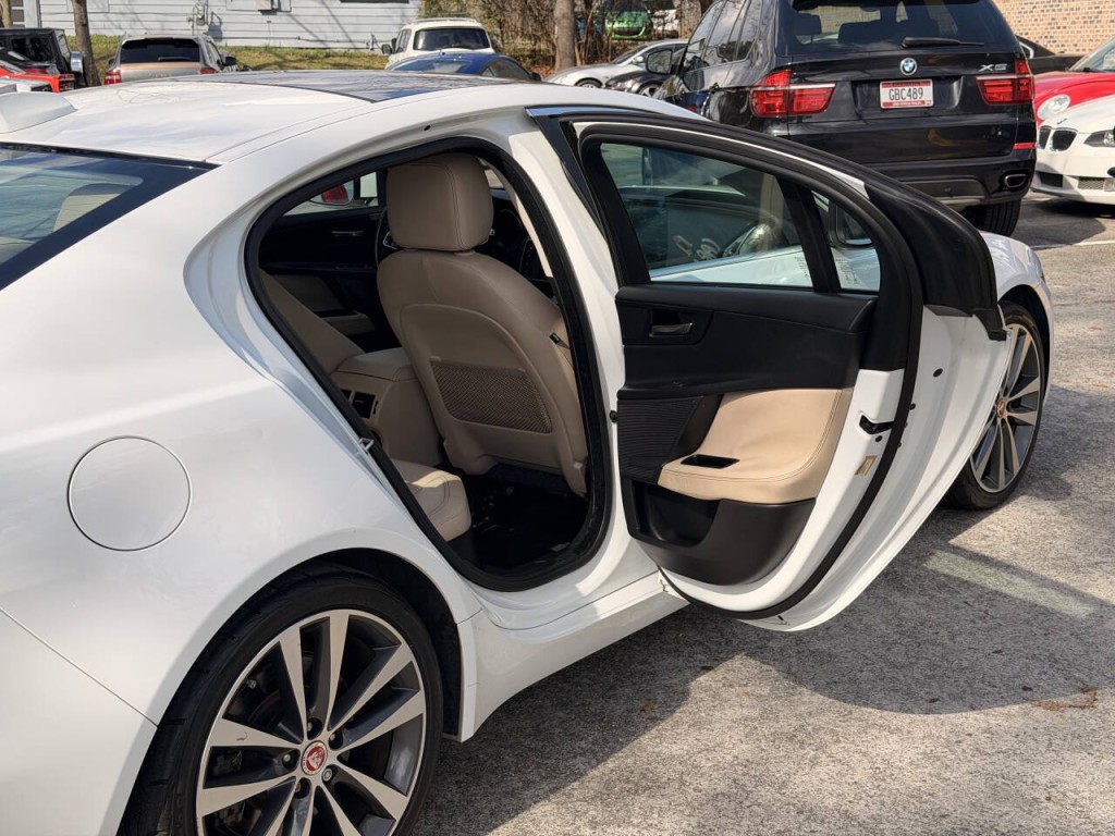 2017 Jaguar XE Image 18