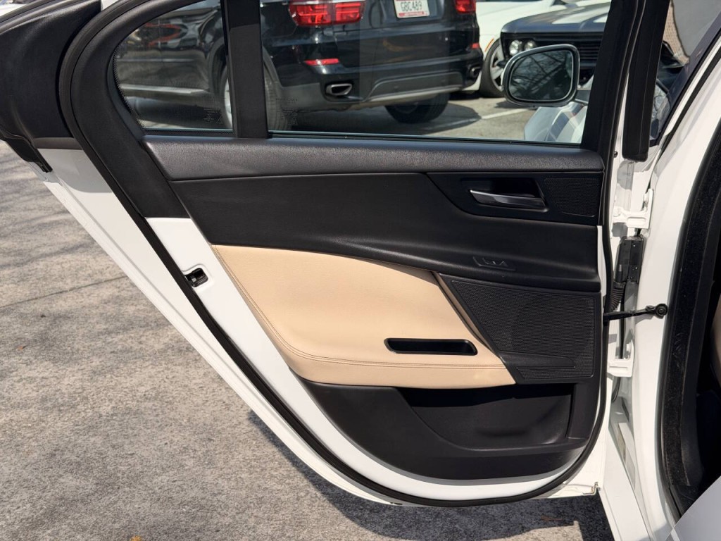 2017 Jaguar XE Image 19