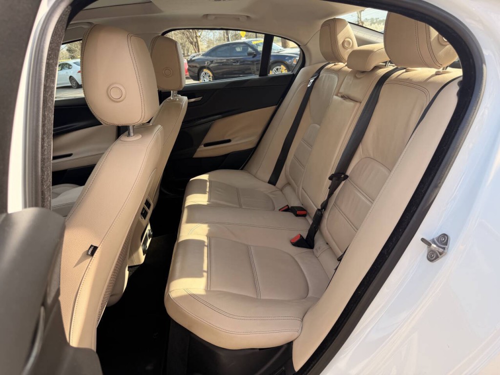 2017 Jaguar XE Image 20