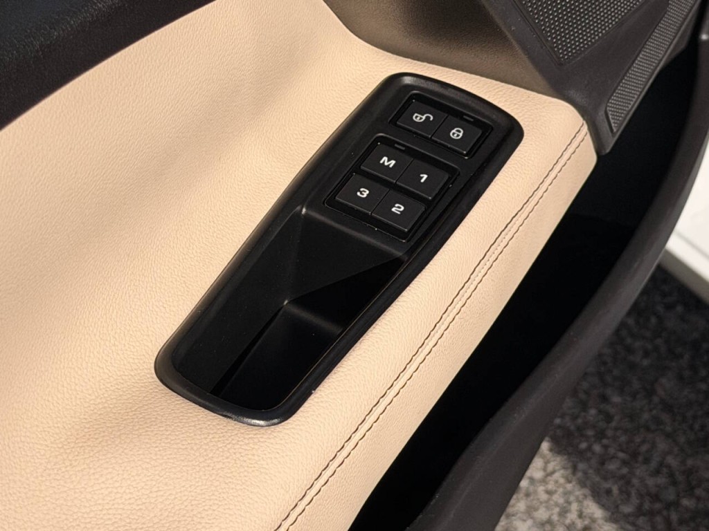 2017 Jaguar XE Image 22