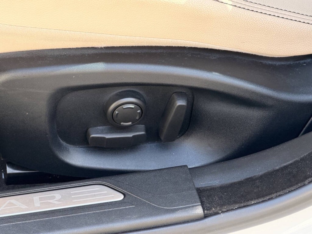 2017 Jaguar XE Image 24