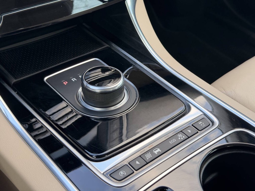 2017 Jaguar XE Image 25