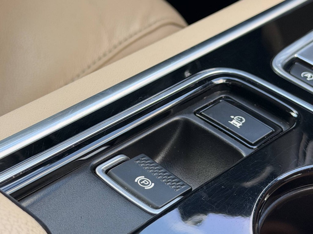 2017 Jaguar XE Image 26