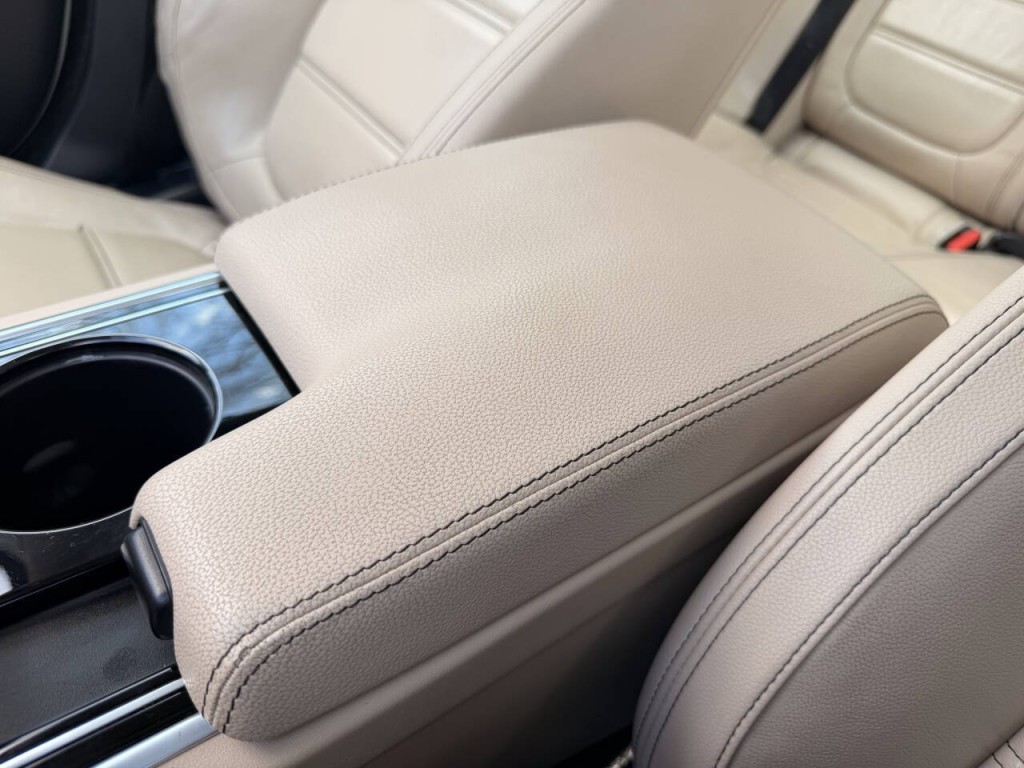 2017 Jaguar XE Image 27