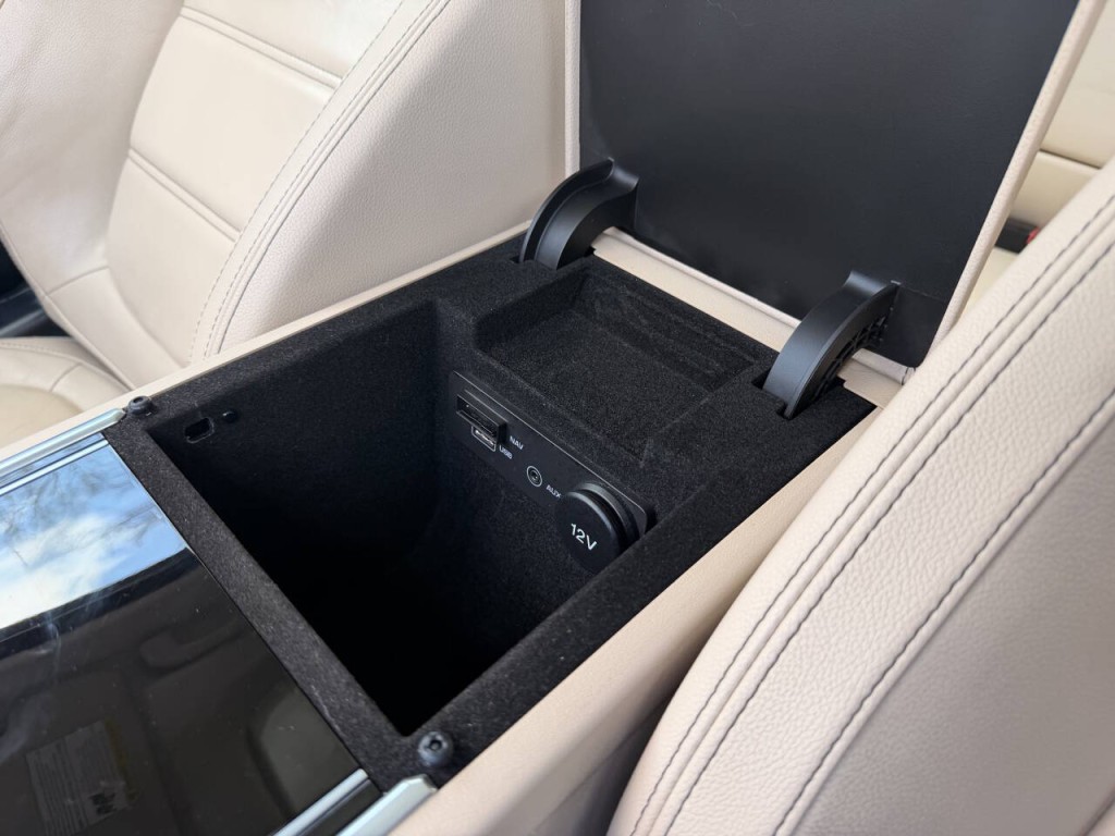 2017 Jaguar XE Image 28