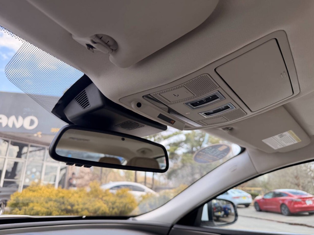 2017 Jaguar XE Image 29