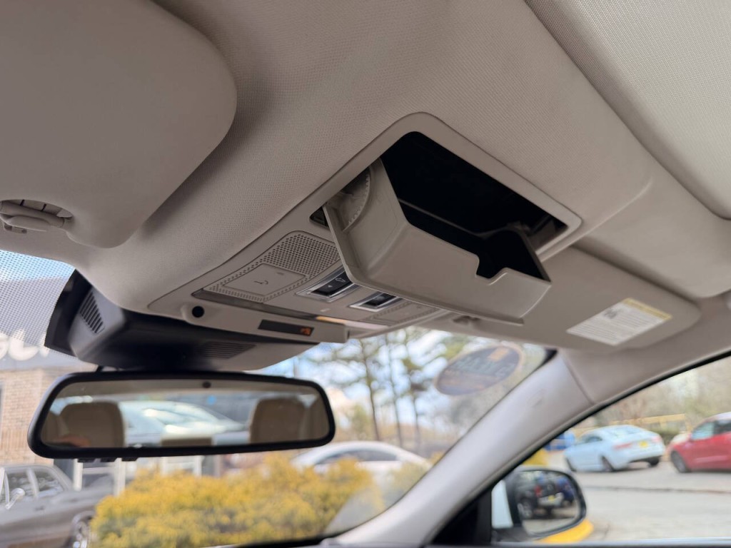 2017 Jaguar XE Image 30