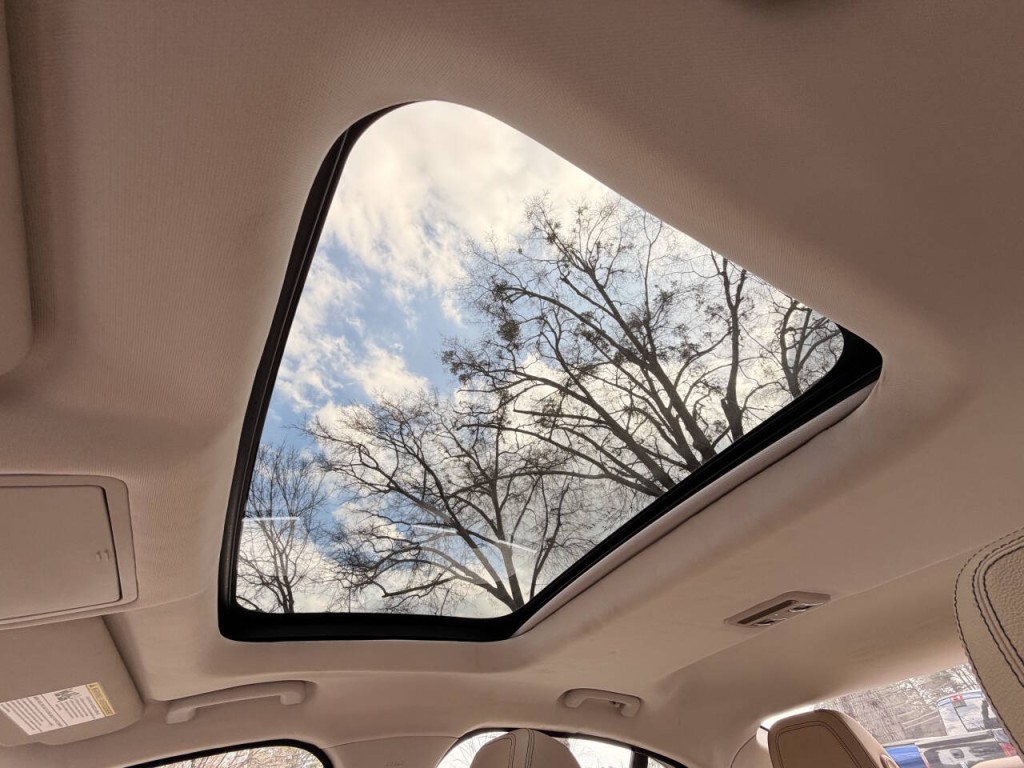 2017 Jaguar XE Image 31