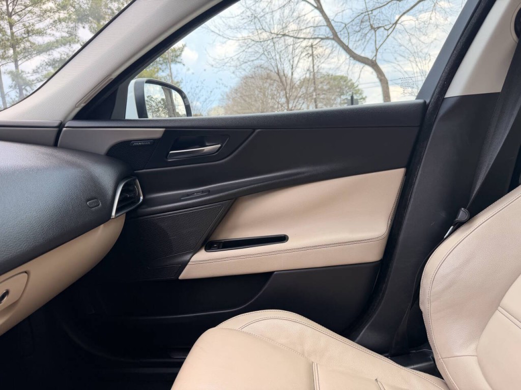 2017 Jaguar XE Image 32