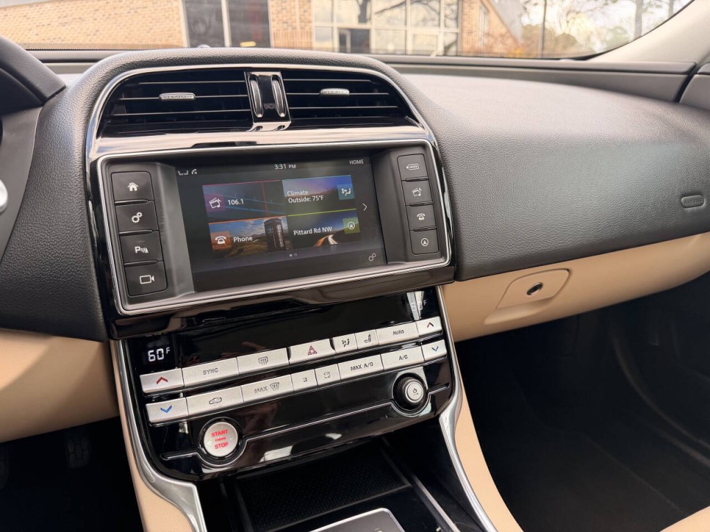 2017 Jaguar XE Image 33