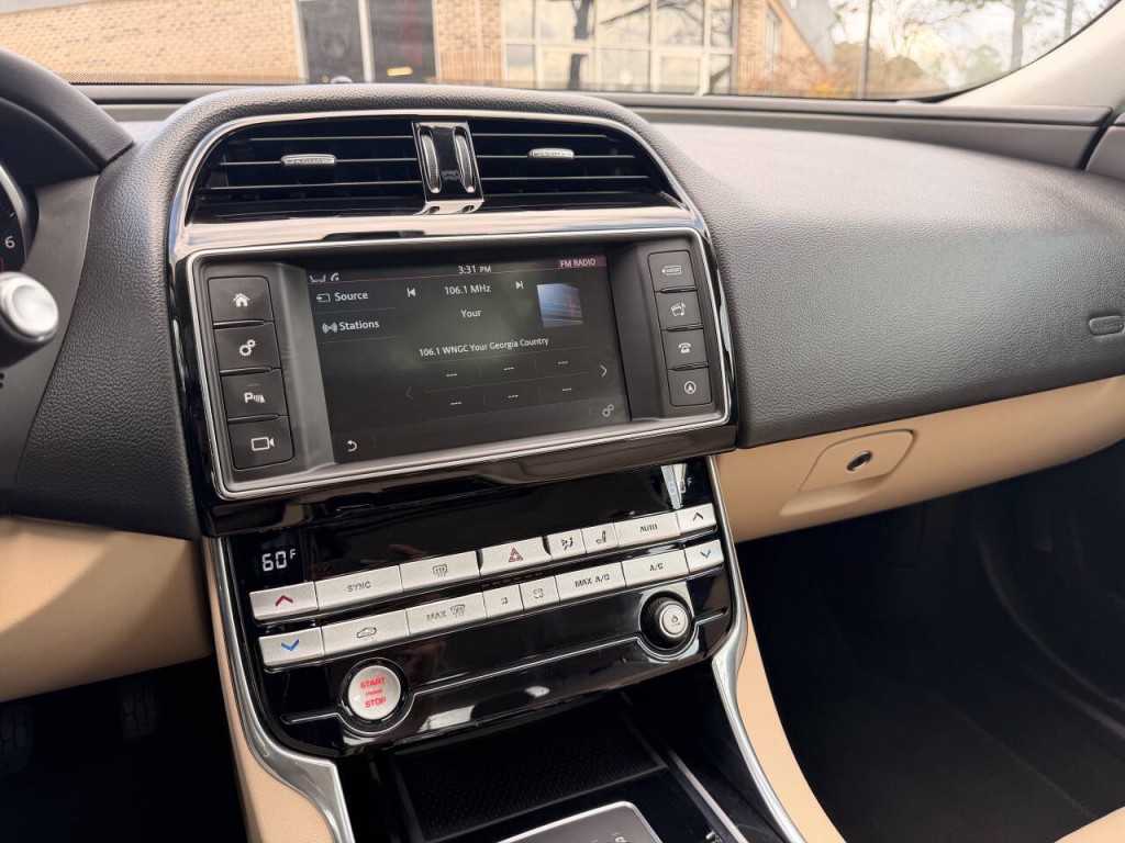 2017 Jaguar XE Image 34