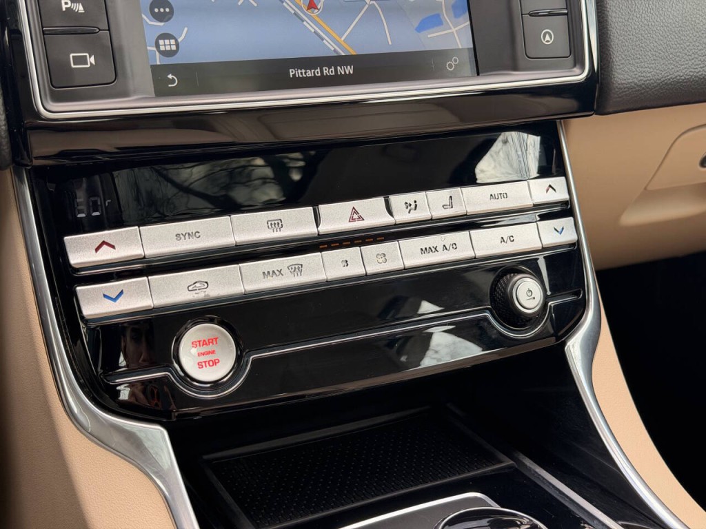 2017 Jaguar XE Image 35