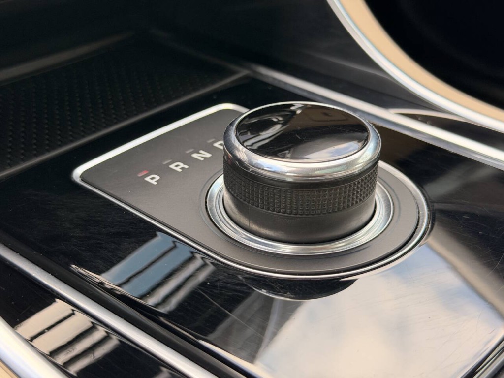 2017 Jaguar XE Image 38