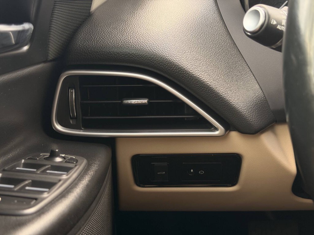 2017 Jaguar XE Image 39