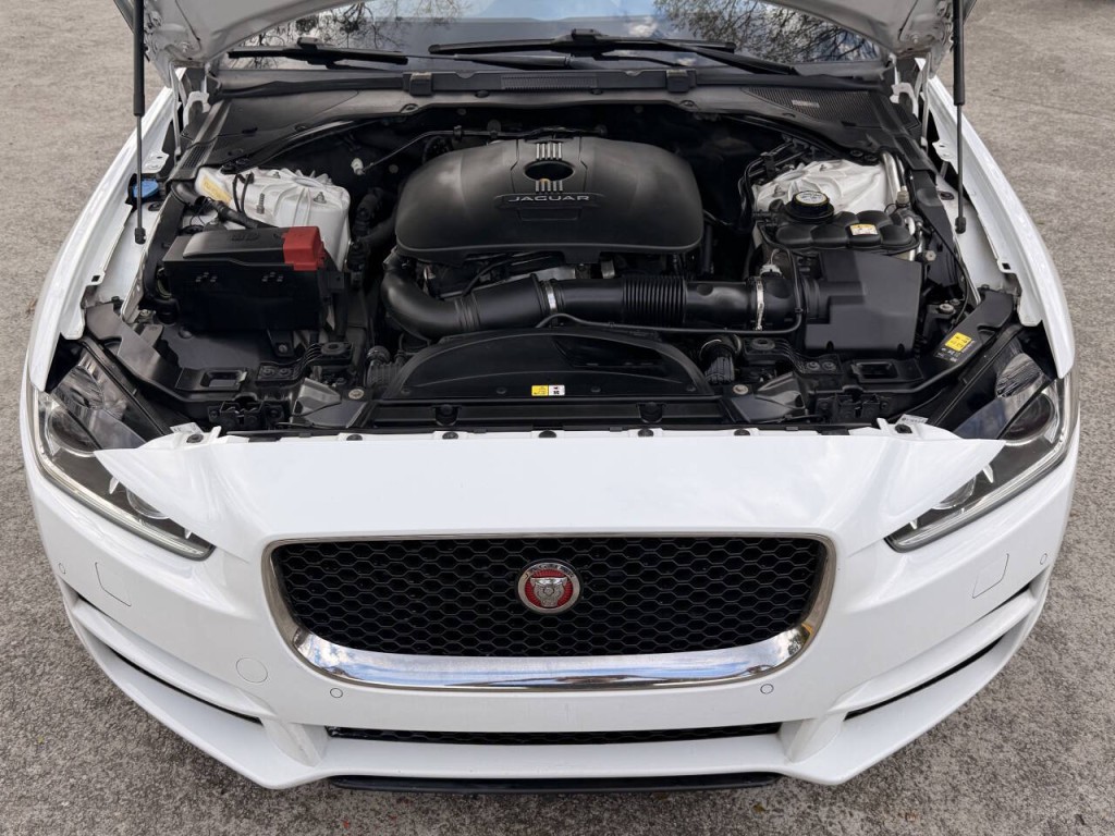 2017 Jaguar XE Image 40
