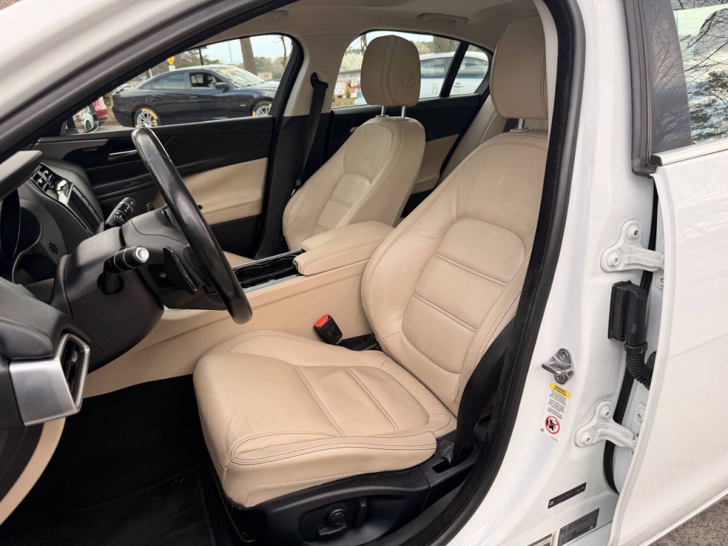 2017 Jaguar XE Image 41