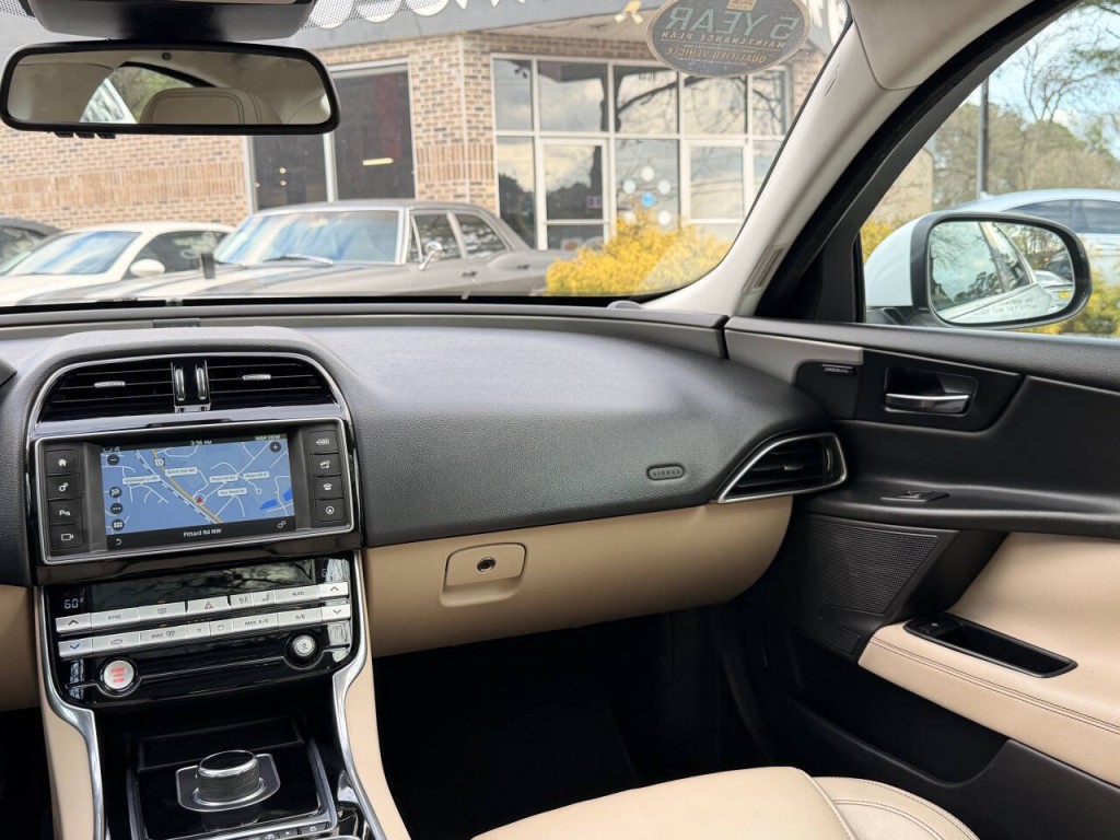 2017 Jaguar XE Image 42