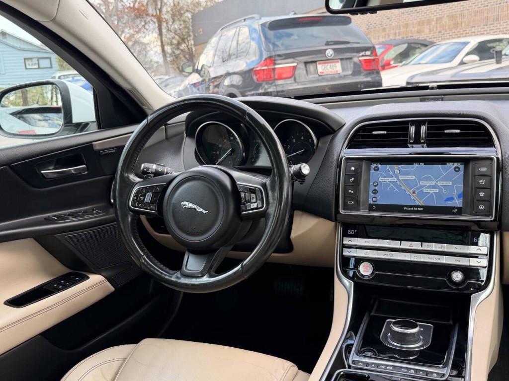 2017 Jaguar XE Image 43